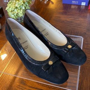 EUC SZ 7.5 B Bruno Magli Black Suede with Patent Trim and Bow with 1” Suede Heel